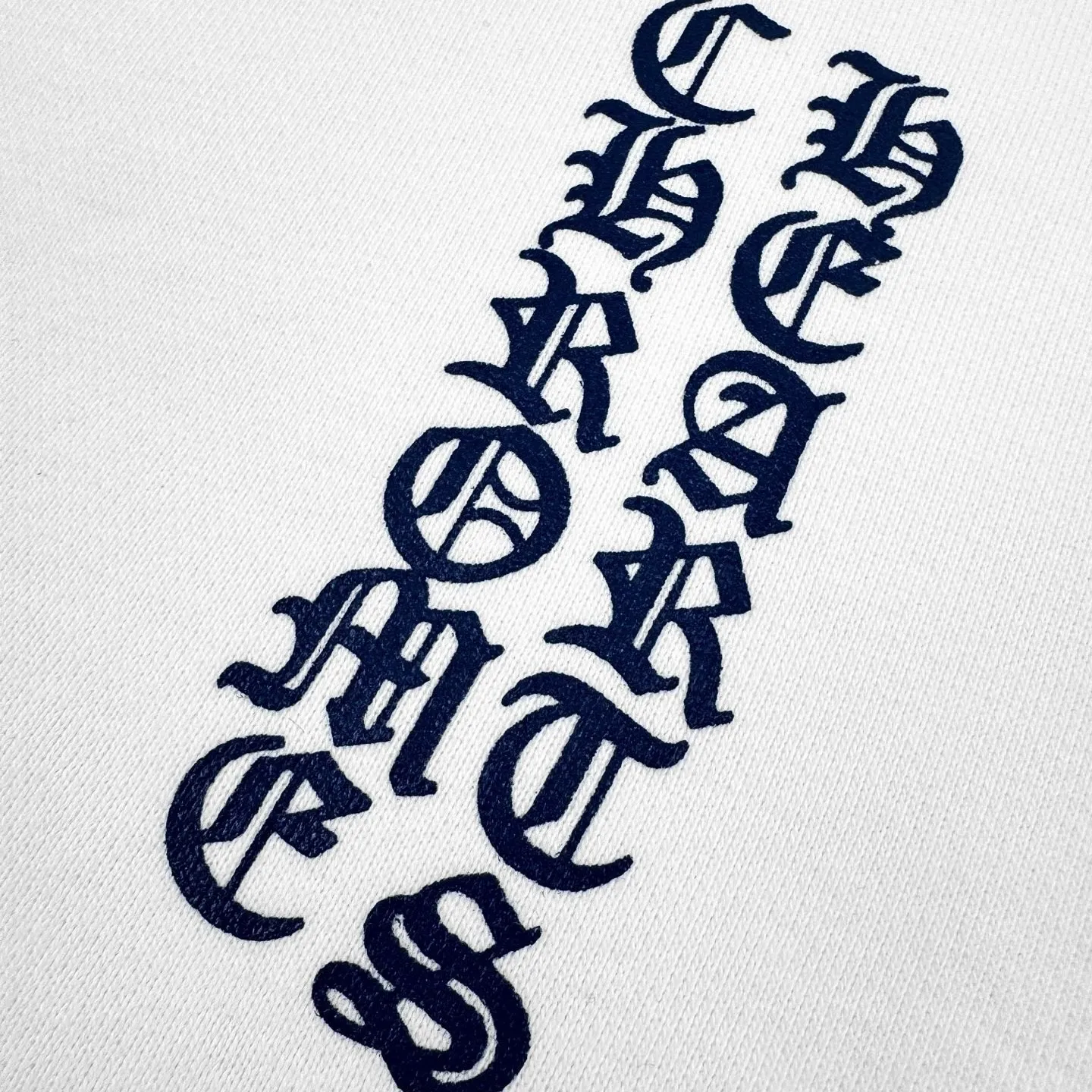 🅿️500 CH Crow Heart 1998 Limited Edition Sanskrit Printed Hooded Sweatshirt. The fabric is made of customized soft cloud-like 100% cotton velvet-like sweatshirt fabric. It is delicate, smooth and comfortable to the skin. It is made of pure white as the base. The indigo lines are neatly split. Western Gothic text is embellished on the chest. It controls the visual focus and extends vertically from the wrist to the shoulder line. It is a magical touch that breaks the monotony of the sweatshirt. The zippered hooded silhouette deconstructs the lazy drape carrying suede. When Gothic fonts meet all-white, it not only retains the coldness of Gothic, but also dissolves the depression of darkness with the purity of white, giving concrete expression to the sweet-cool balance. It unlocks a multi-faceted style and adopts glue printing. The printing has been modified three times with the film screen. Use glue liquid paint to print the pattern on the fabric. The fabric is baked to fix the printing pattern, and the fabric has been washed. It has a better hand feel and texture, is not easy to deform, and is not easy to shrink. Not easy to fade and maintain long-lasting beauty. Size:S-M-L-XL